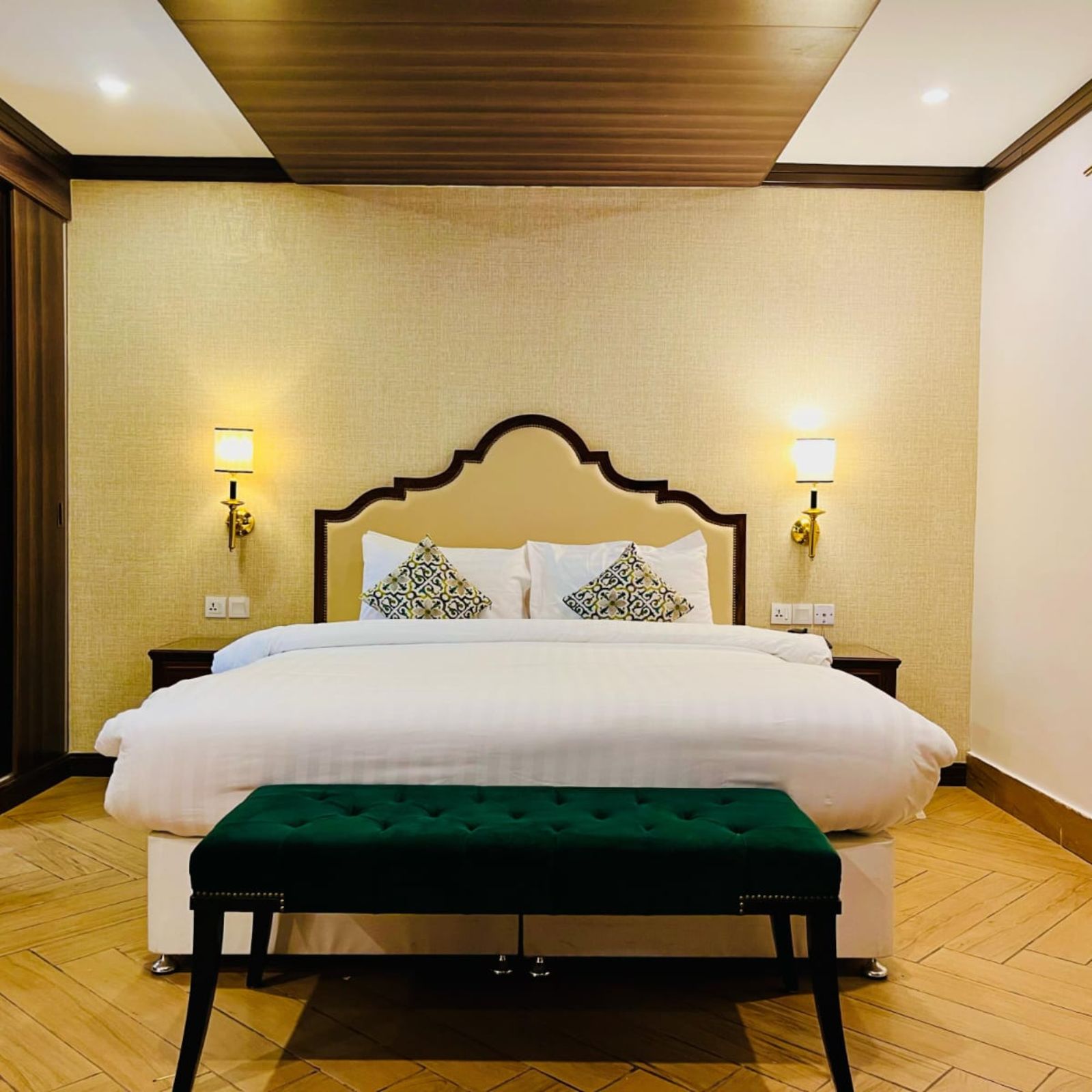 deluxe hotel naran